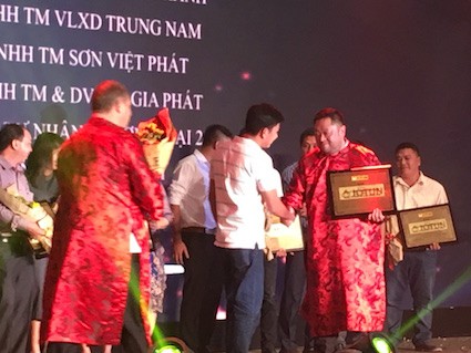 Công ty Trung Nam đón nhận "Đại lý bán hàng xuất sắc 2016" của Jotun 